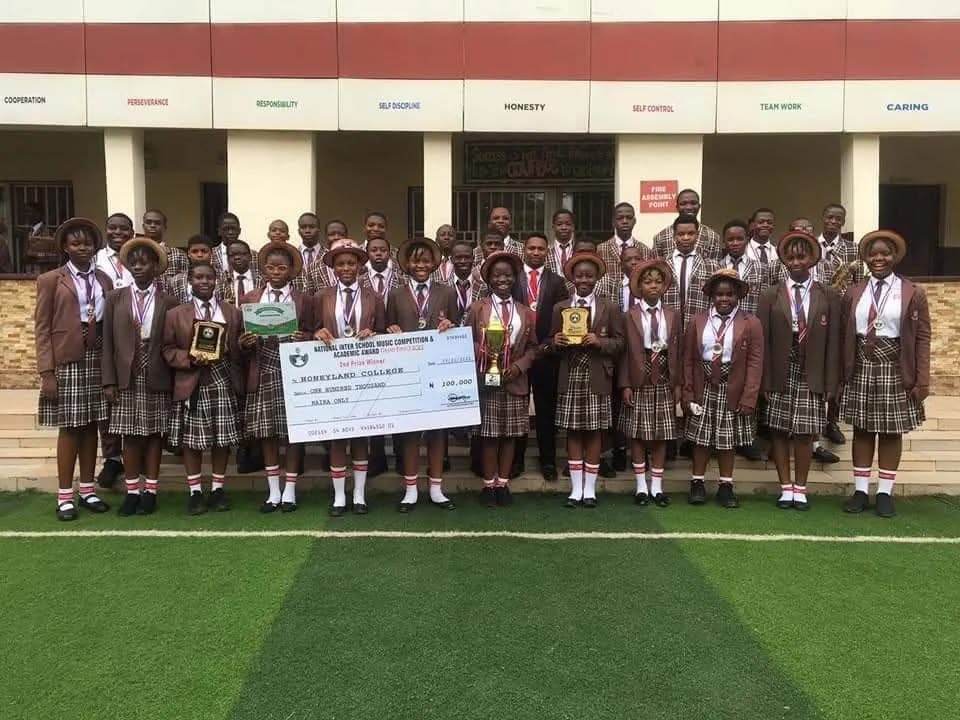 Students gathered with their school award